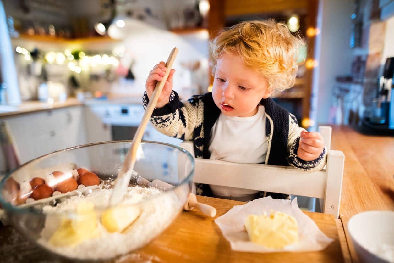 enfant à la cuisine sur tour d'apprentissage