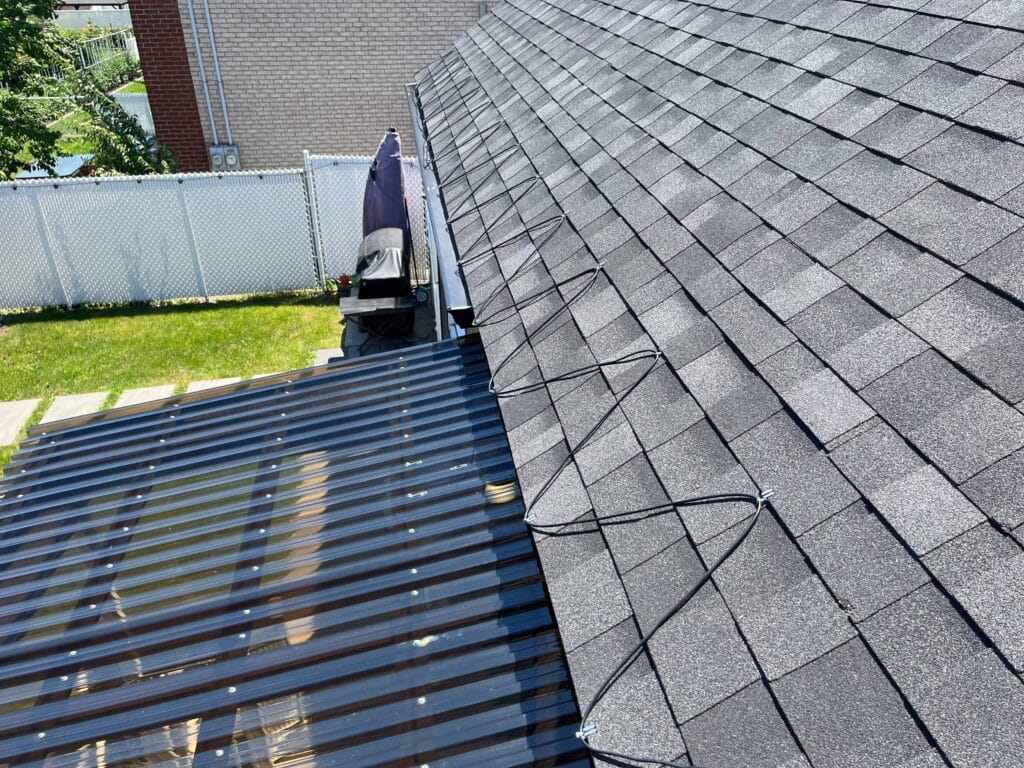 Utiliser des câbles chauffants pour fondre uniformément la glace sur une toiture